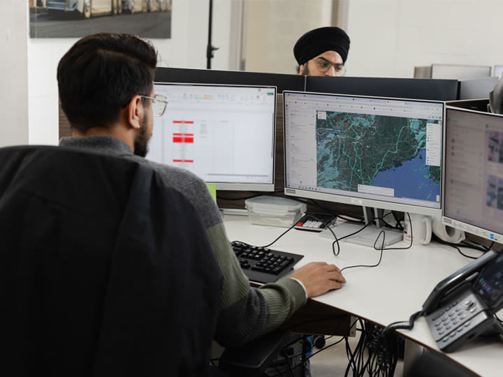 Dispatcher navigating on Samsara map screen with multiple monitors
