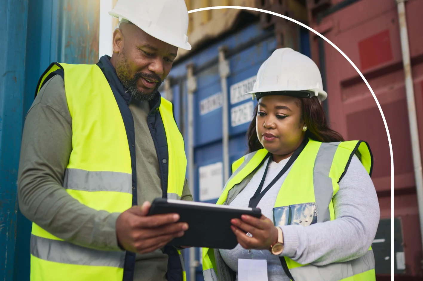 Travailleurs des opérations physiques utilisant la technologie pour alimenter leur flux de travail quotidien.