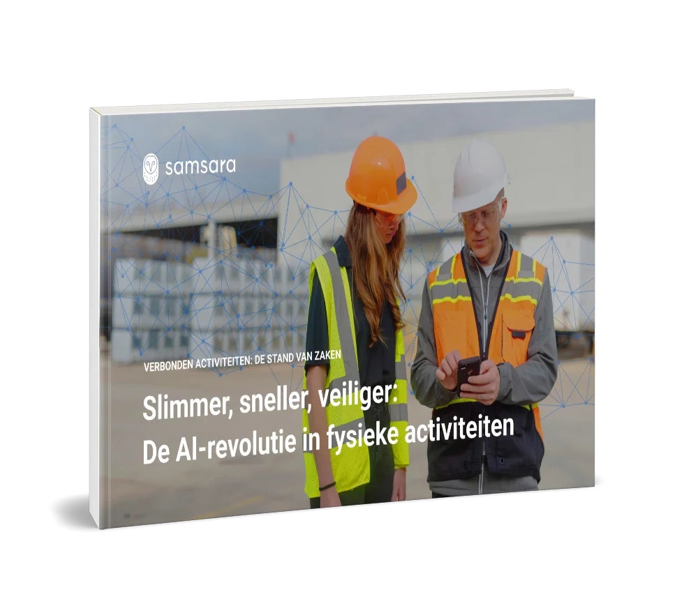 State of Connected Operations-rapport: Smarter, Faster, Safer" met twee werknemers en overlay van AI-technologie