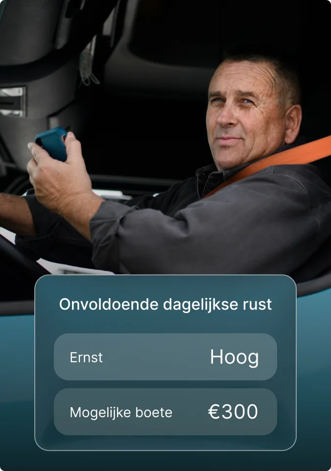 Chauffeur in vrachtwagencabine met waarschuwing "Onvoldoende dagelijkse rust" met hoge ernst.
