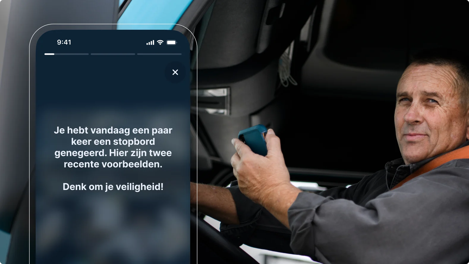 Chauffeur in cabine bekijkt een smartphone-waarschuwing over stopbord negeren, met een veiligheidsherinnering erbij.