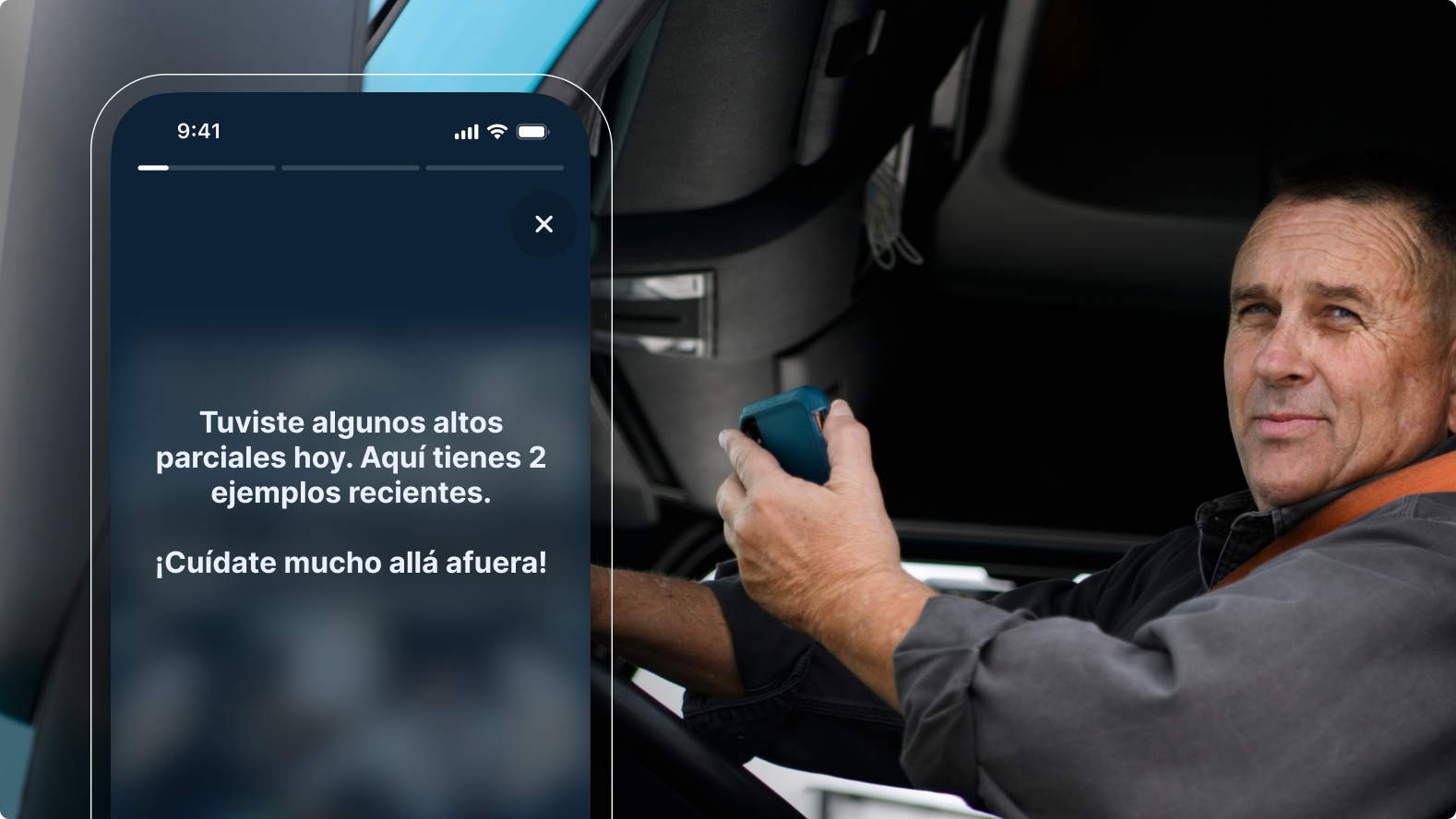 Conductor en la cabina del camión viendo una alerta en el smartphone sobre alto parcial, con un recordatorio de seguridad
