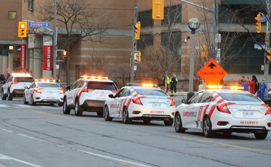 Vehículos de patrulla en camino