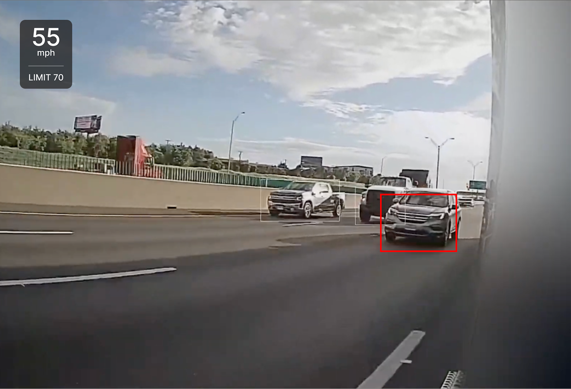 Dashcam-Aufnahme einer Autobahn mit 55 mph, Tempolimit 70. Ein SUV ist rot markiert, daneben ein weißer Pickup.