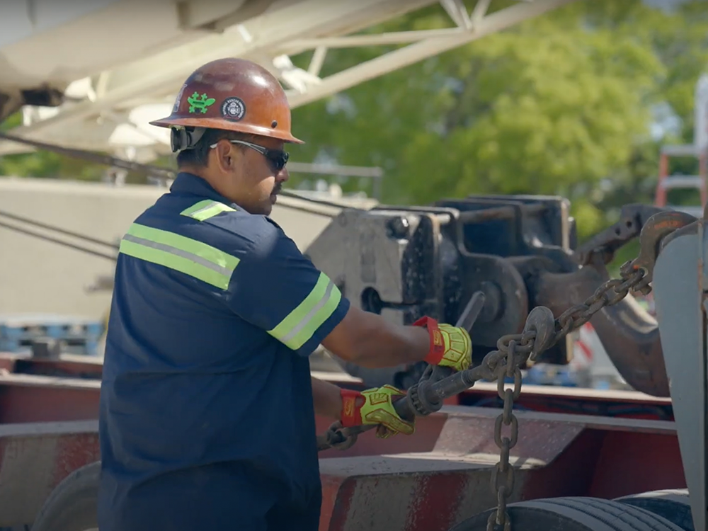 Mann arbeitet am Kran