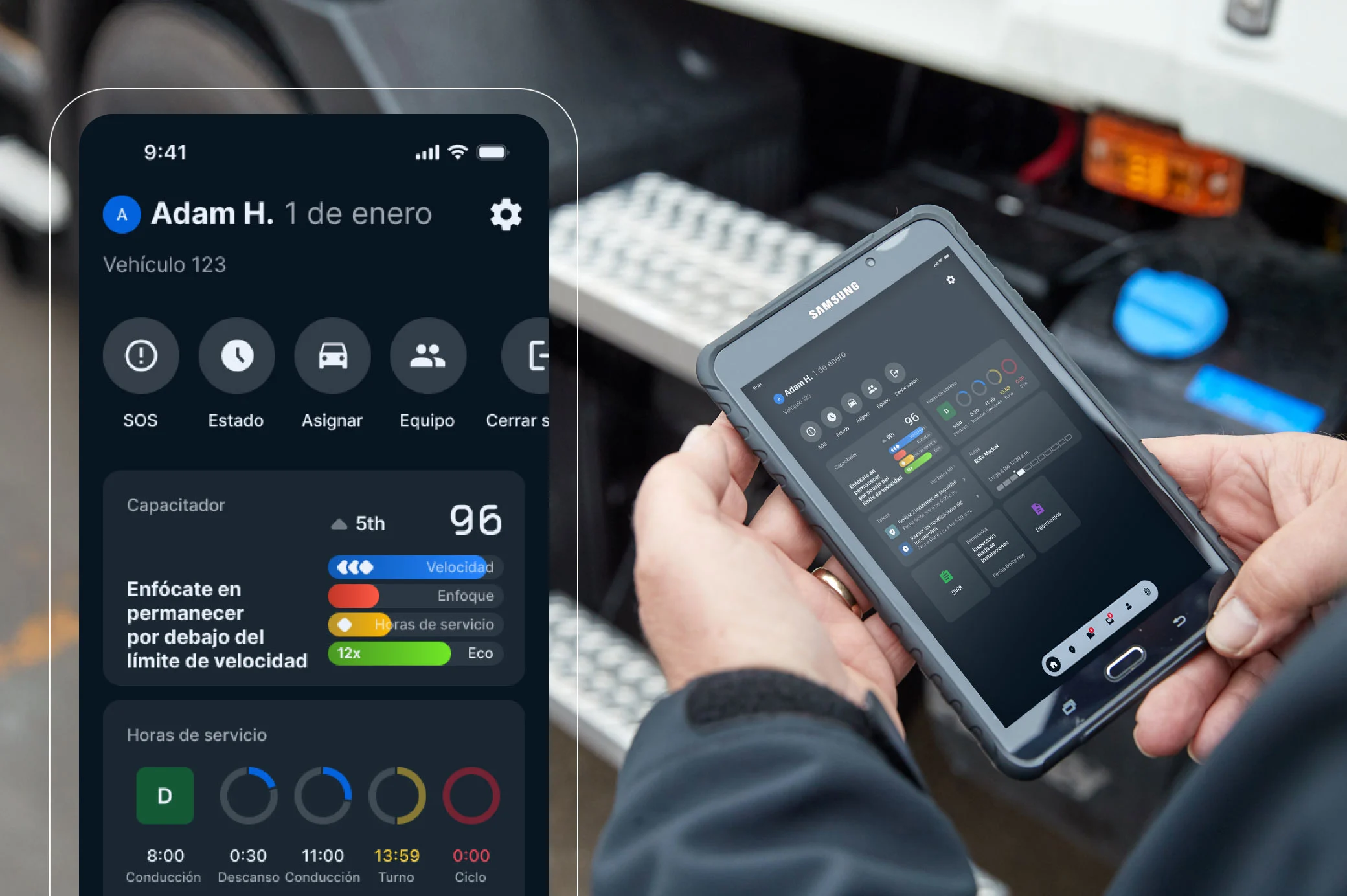 Persona con teléfono Samsung con app de rendimiento del conductor, monitoreo de velocidad y puntuación de seguridad de 96.