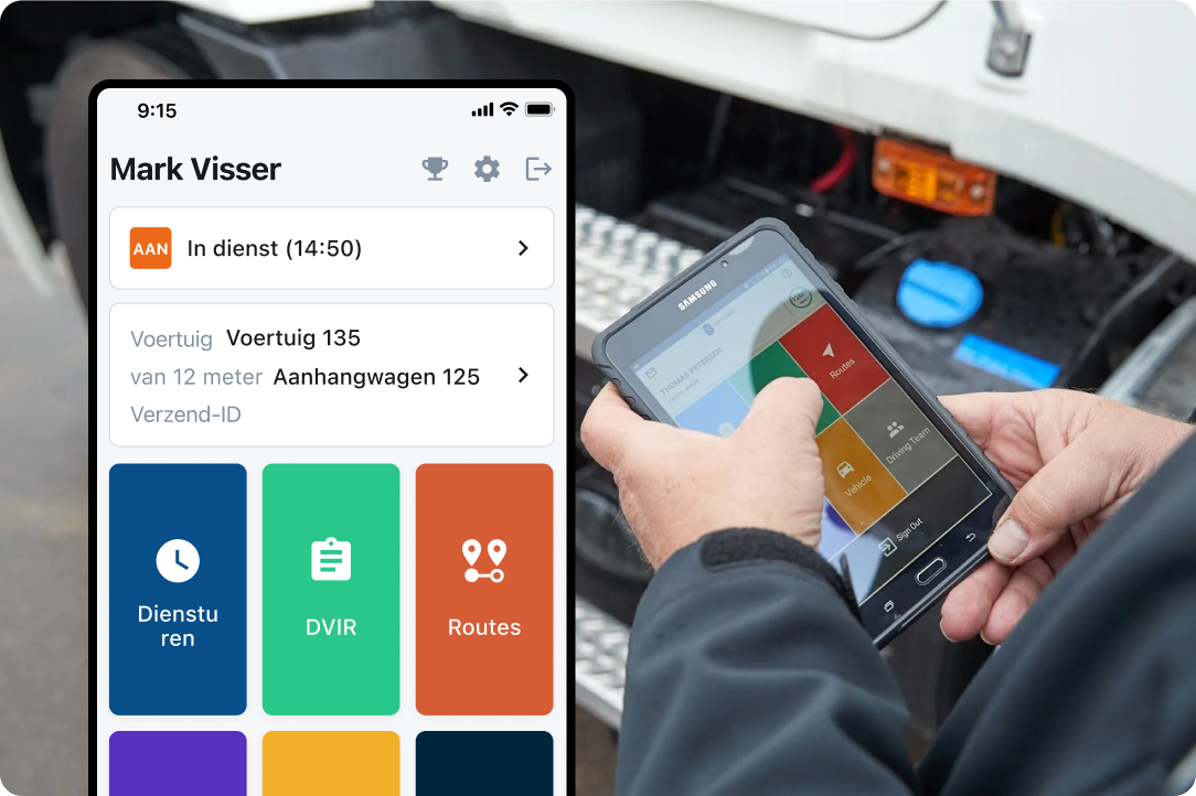 Persoon met een smartphone die een app voor chauffeurprestaties toont met snelheidsbewaking en een veiligheidsscore van 96.
