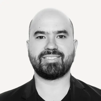 Luis Larrea headshot