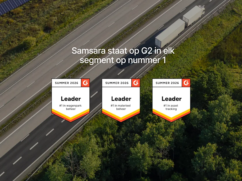 Luchtfoto van snelweg met vrachtwagen en drie G2 Leader-badges voor Samsara: wagenpark, materieel en asset tracking.