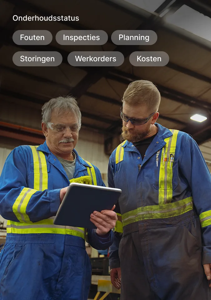 Monteur bekijkt gepland onderhoud voor voertuig op tablet, inclusief afbeelding van lekke band die vervangen moet worden.