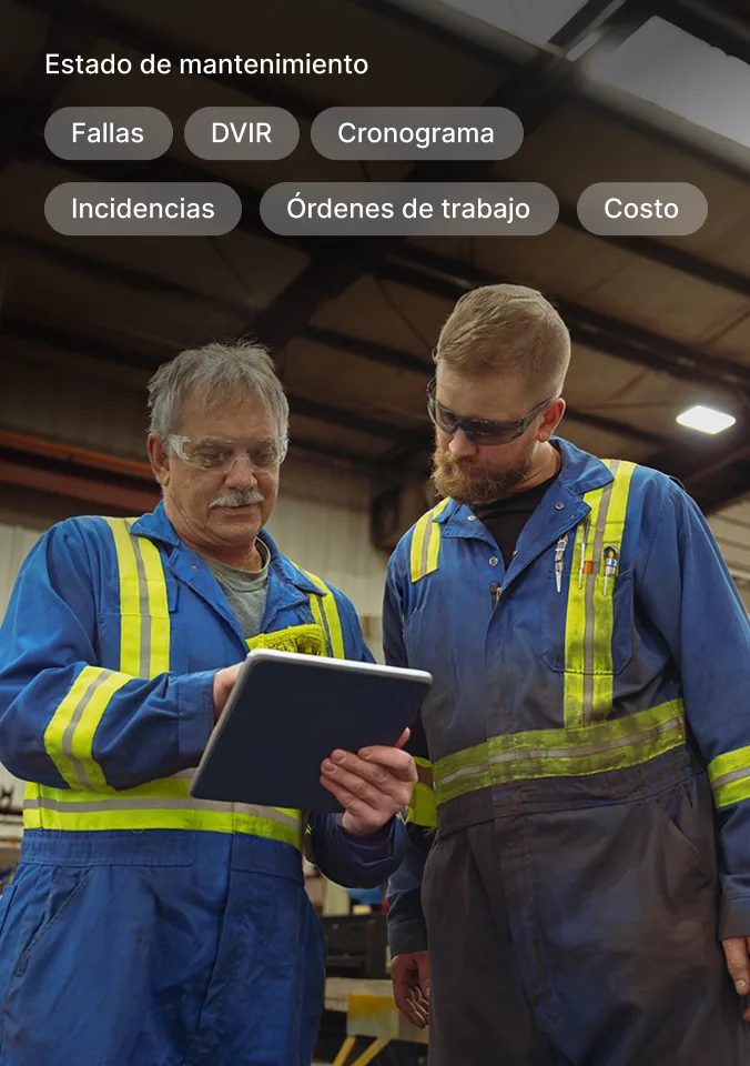 Mecánico revisa mantenimiento programado para vehículo en la tableta, con imagen de la llanta ponchada que se debe cambiar.