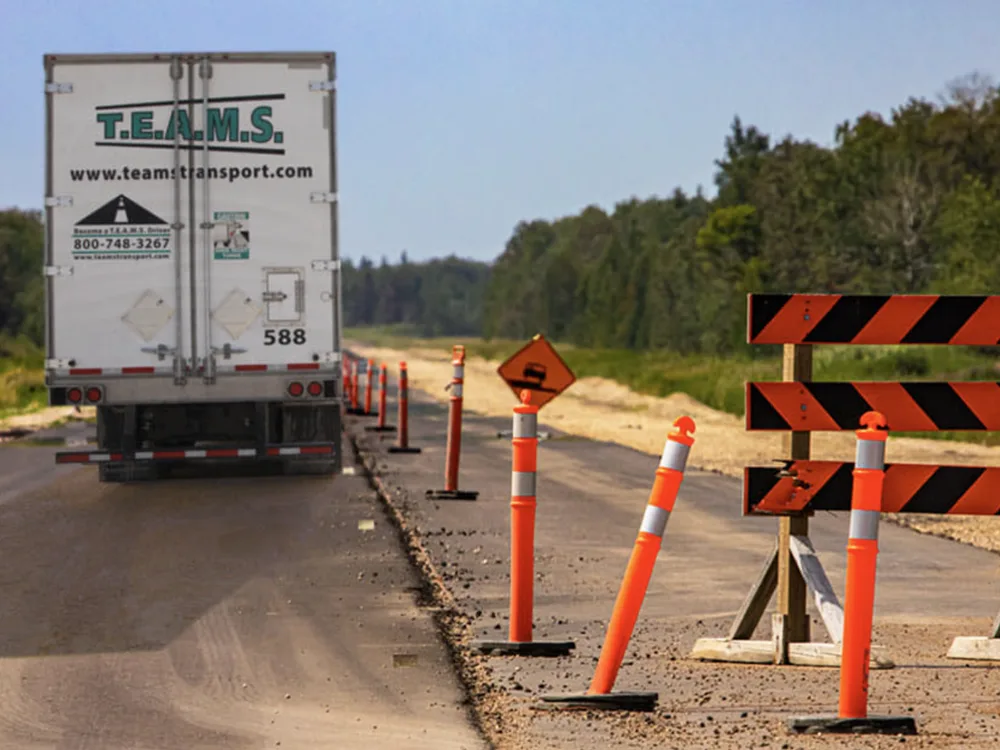 Camion TEAMS à côté d'une route