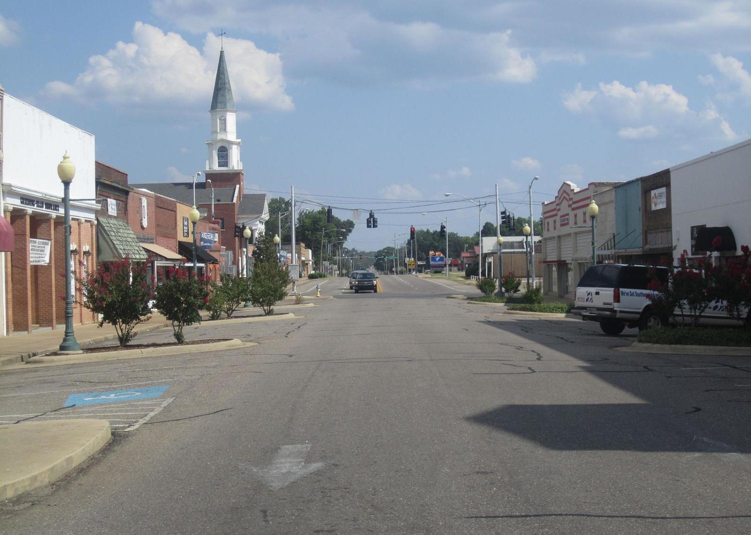 “Downtown area of a rural town” - Source: Billy Hathorn // Wikimedia Commons