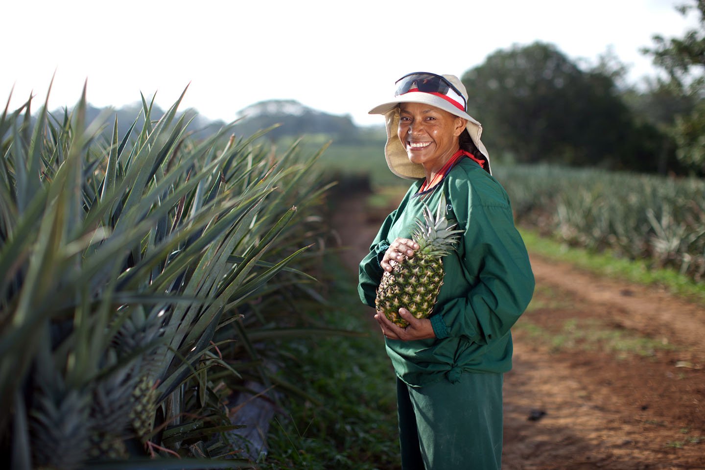 dole-sustainability-woman-pineapple-farmer-2