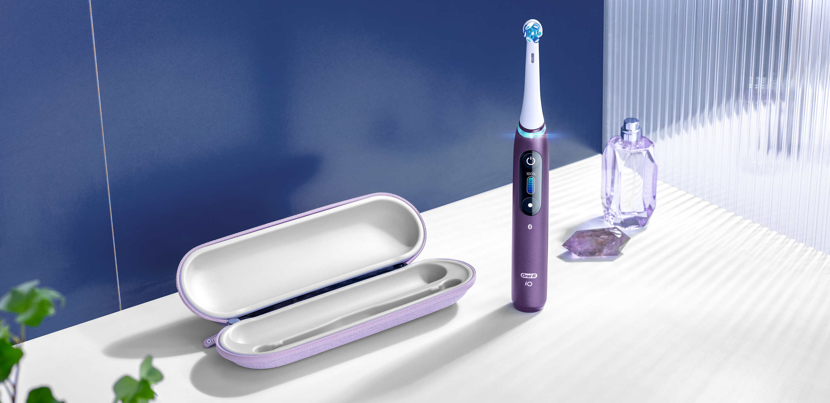 Oral-B iO -sarjan 8 violetti sähköhammasharja matkakotelolla kylpyhuoneessa undefined