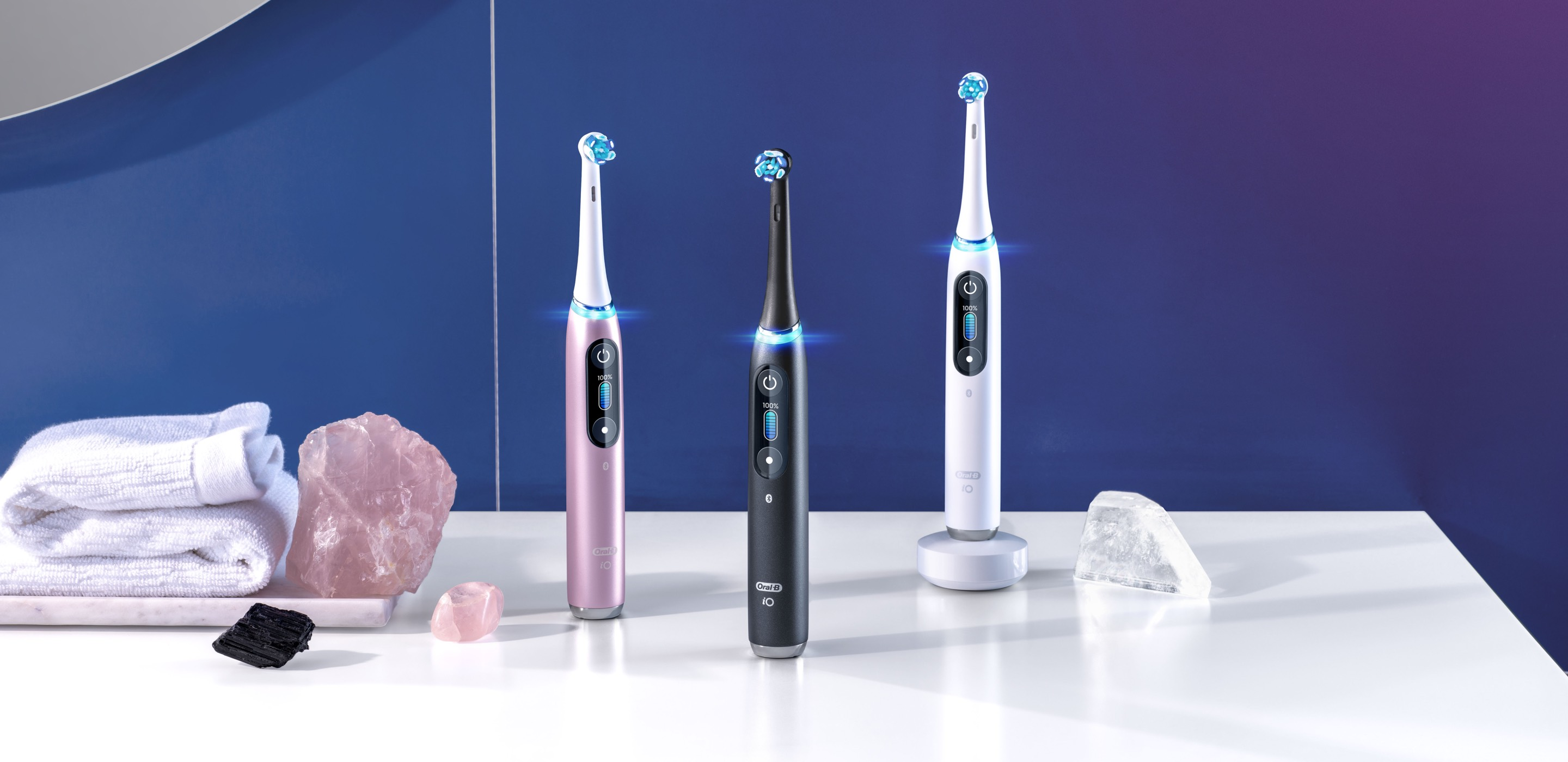 Oral-B iO -sarjan näytön saatavilla olevat värit (ruusukvartsi, musta ja valkoinen) undefined