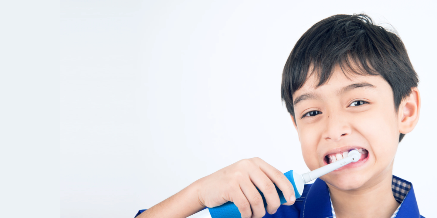 Far och son som borstar tänderna med Oral-B tandborstar 