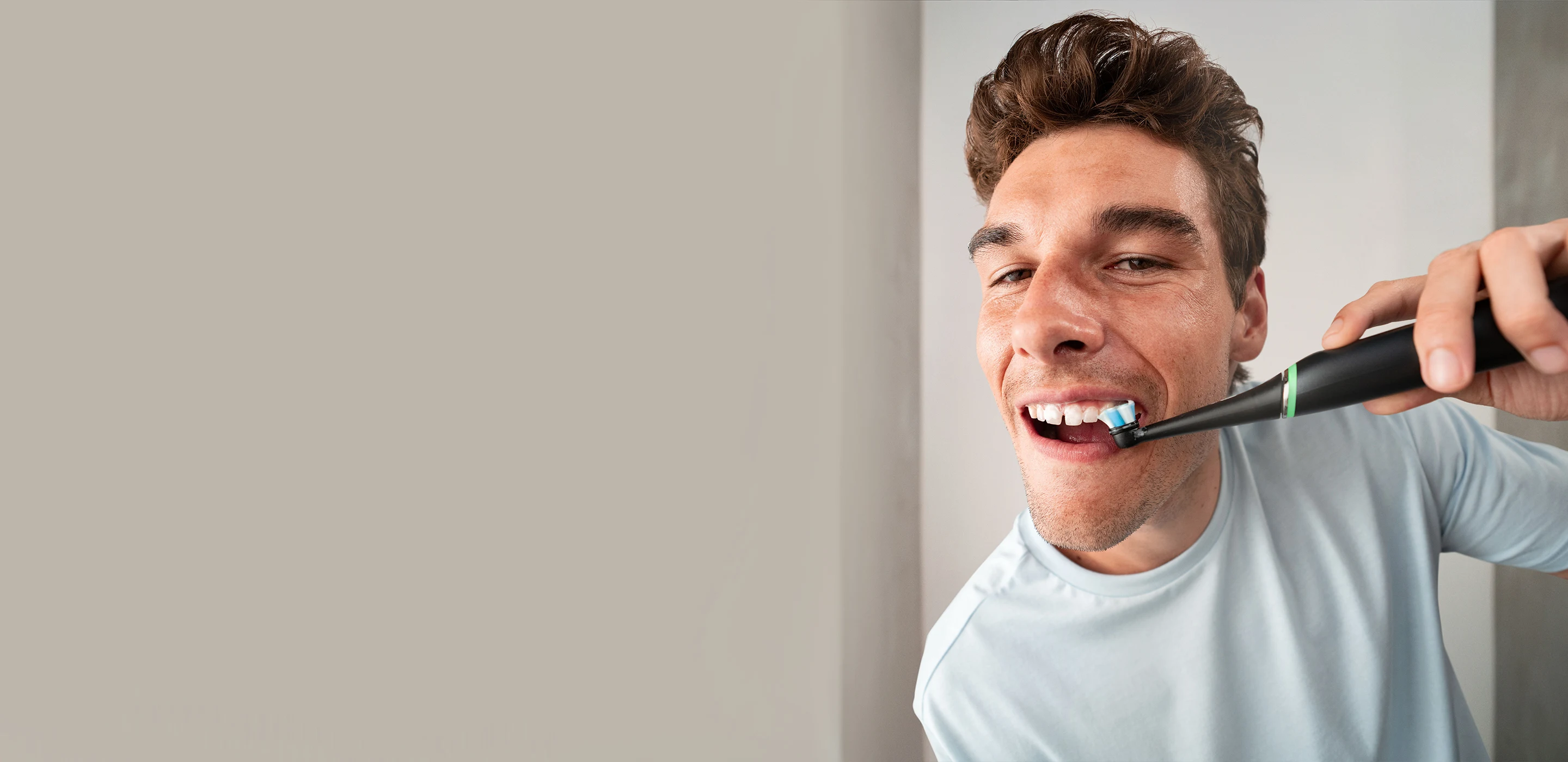 Mies ja nainen harjaavat hampaita tavallisilla Oral-B-hammasharjoilla undefined