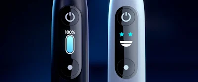 Bilde av en kvinne som holder en elektrisk Oral B iO-tannbørste