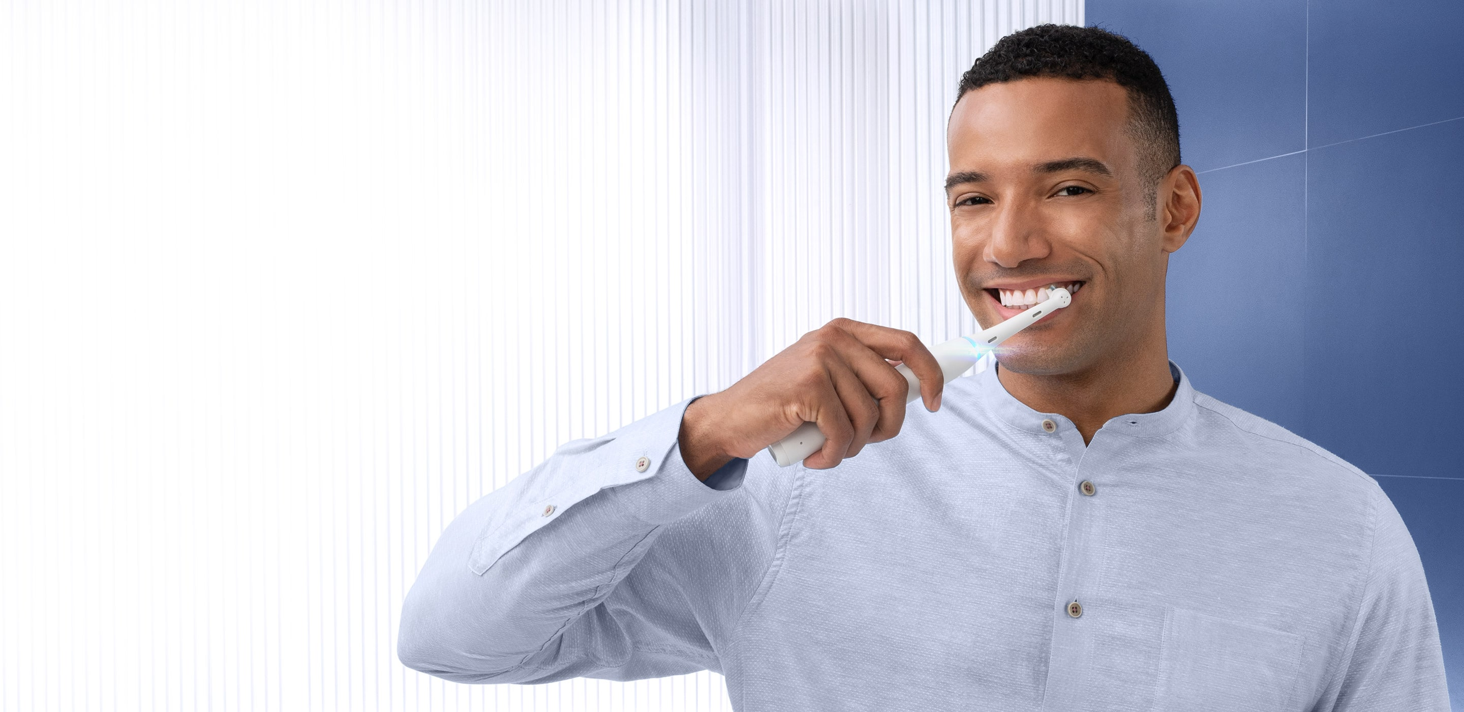 Mies harjaamassa Oral-B-hammasharjalla undefined