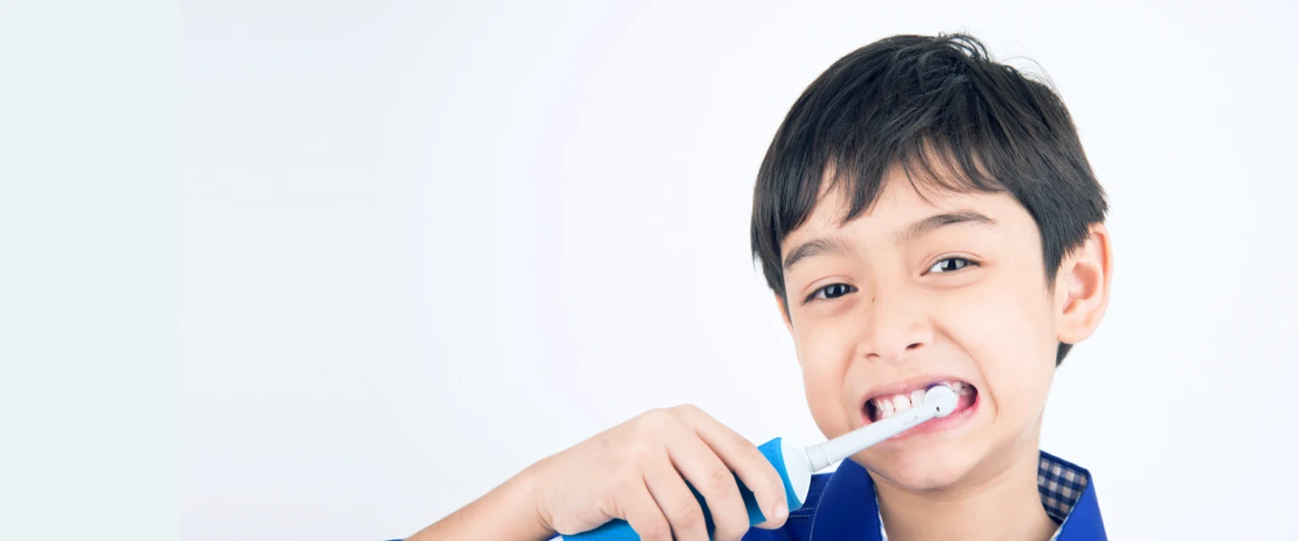 Isä ja poika harjaavat hampaitaan Oral-B-hammasharjoilla