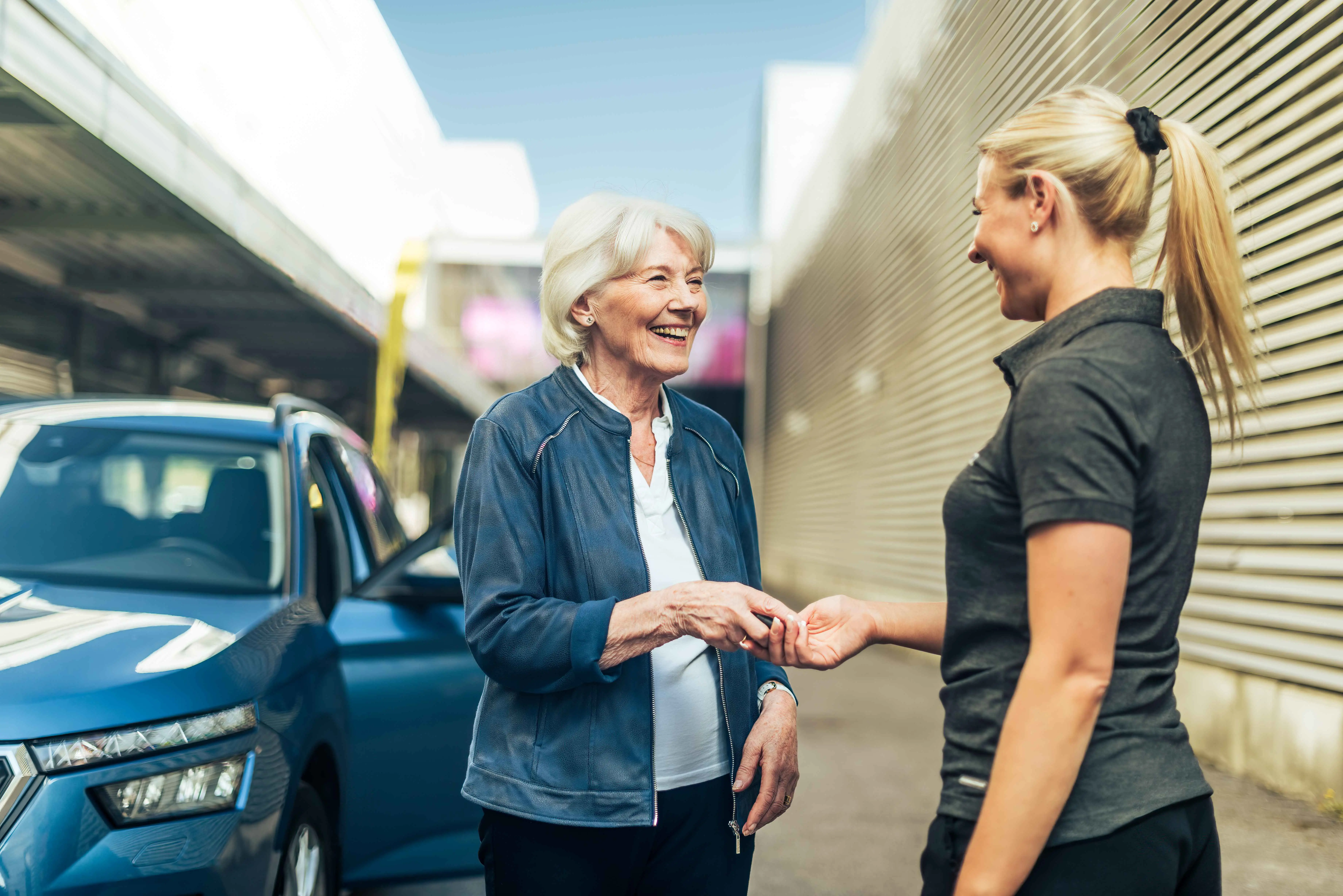 Female-cardealer