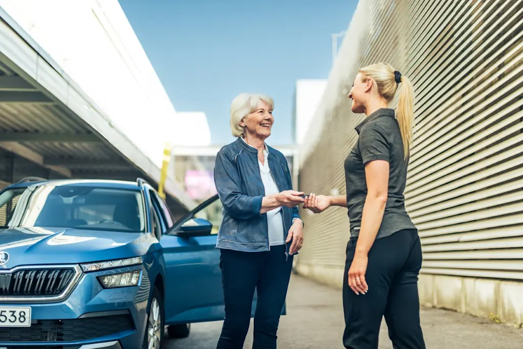 woman selling car to Kamux card