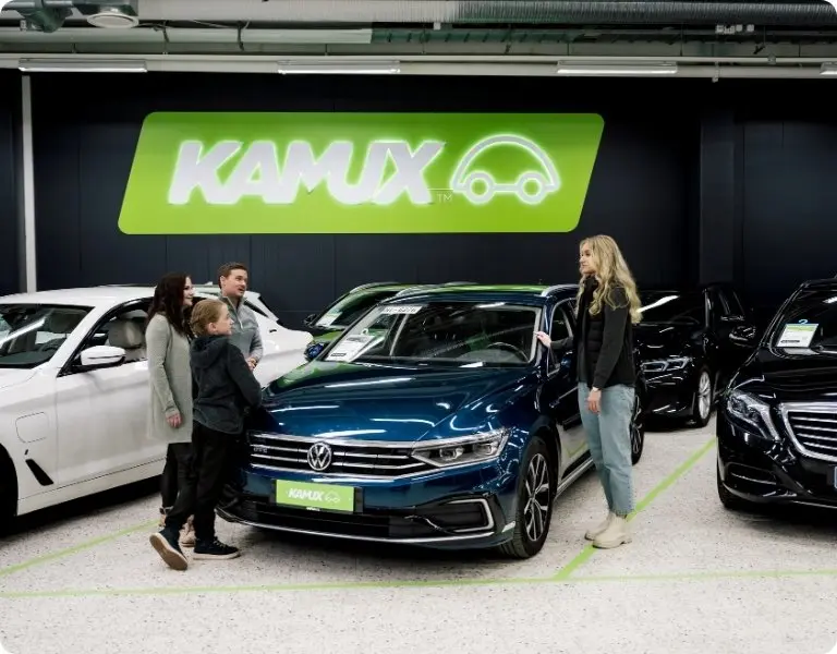 Familie wird beim Autokauf beraten