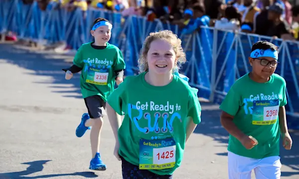 A group of 4th graders running the course.