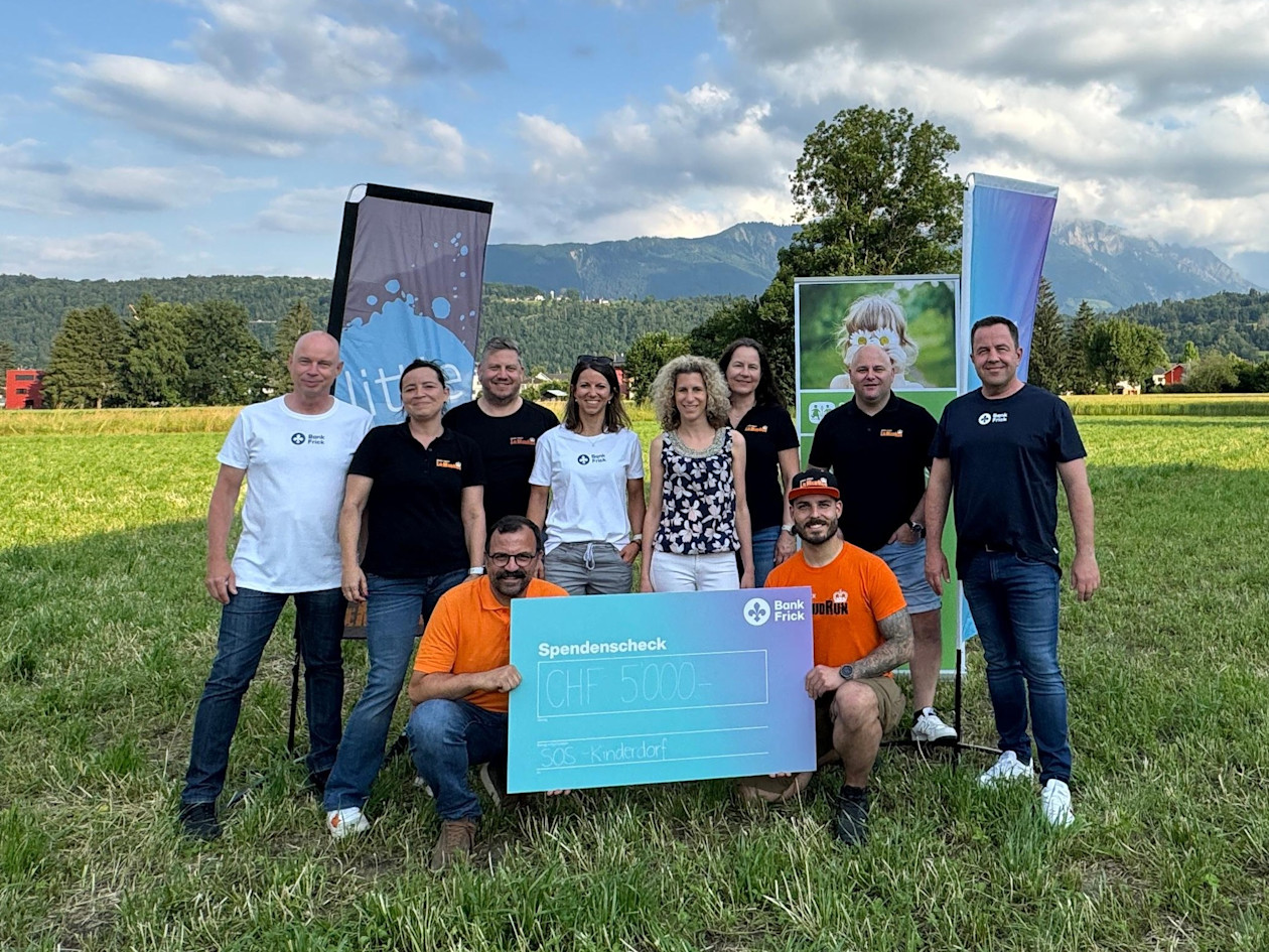 Beaming faces at the cheque presentation (from left to right): Sandra Wögerer, René Abenthung, Christoph Marxer, Sascha Oehri, Marc Rohner, Anne Steiner (Chair of the Obstacle Course Association) and Maike Hilti (SOS Children's Village Liechtenstein), as well as Michael Dolzer, Melanie Mündle and Edi Wögerer (Bank Frick Executive Board).