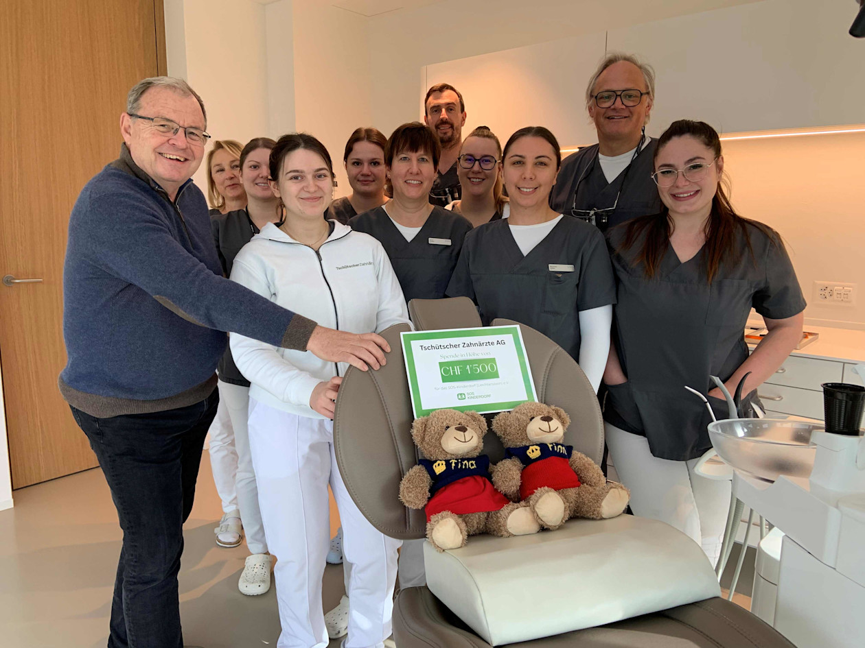 Cheque presentation to Tschütscher Zahnärzte AG with Markus Schaper