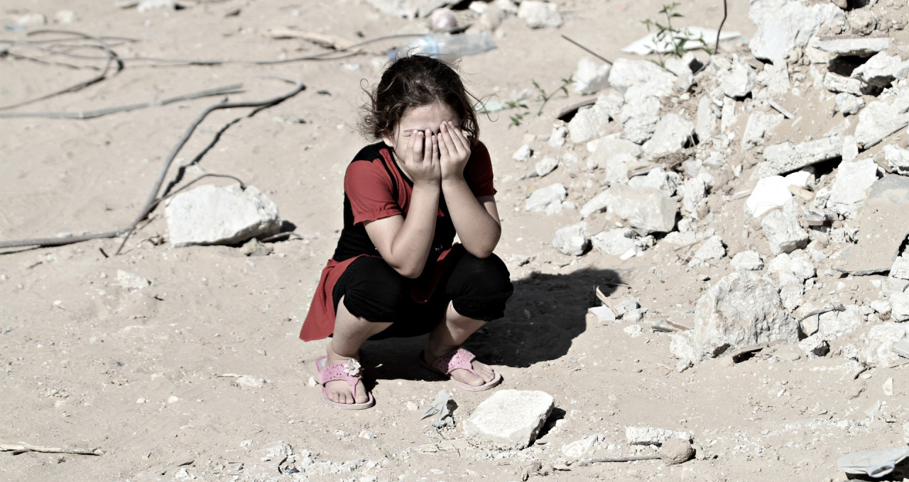 Ein verzweifeltes Mädchen inmitten von Trümmern
