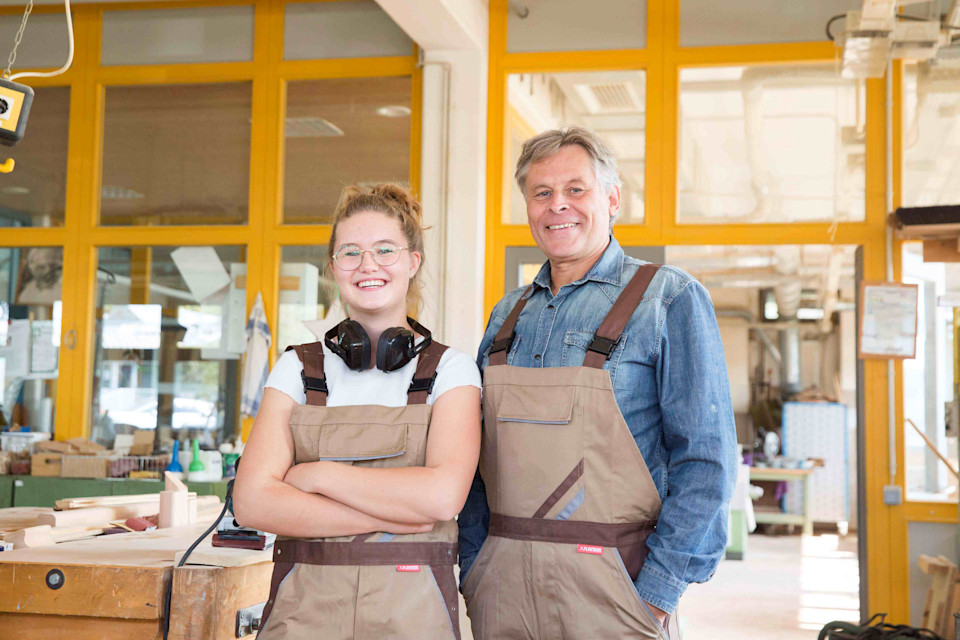 A young person with her trainer in the workshop at the Nuremberg Vocational Training Centre.