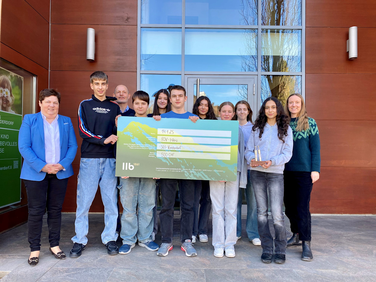 Handover of cheque to the Hibiz Realschule Vaduz student company