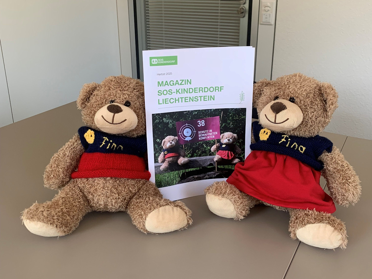 SOS Magazine 2025 with teddies Fina & Finn 