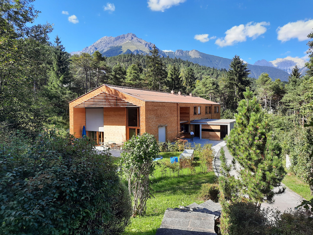 1949 wurde in Imst der Grundstein für die SOS-Erfolgsgeschichte gelegt. Herman Gmeiner war der Meinung, dass Kriegswaisen, welche schon mit den Kriegserfahrungen und dem Verlust ihrer Eltern klarkommen mussten, doch besser in einer Dorfgemeinschaft, mit einer Dorfmutter und ihren leiblichen Geschwistern aufwachsen sollten. So legte er im April 1949 den Grundstein für das erste Kinderdorf Haus. Es entstand ein kleines Dorf, oberhalb von Imst, mit insgesamt 21 Häusern. 