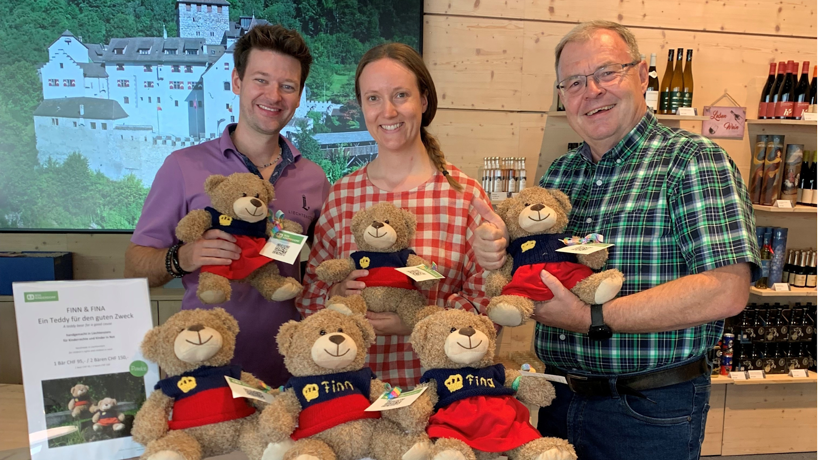 Annika, Markus and an employee of the centre with the teddy bears Finn and Fina in the Liechtenstein Centre
