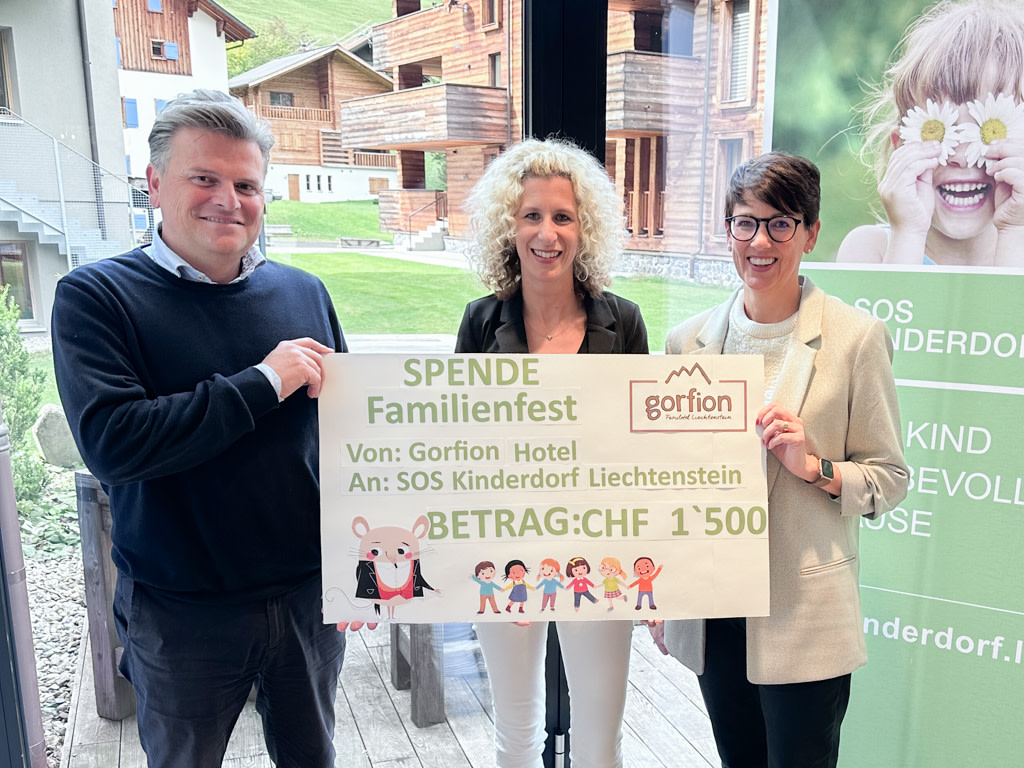 Maike Hilti from SOS-Kinderdorf Liechtenstein was delighted to accept a donation cheque for 1500 CHF from Petra Sternat and Alexander Berger from the Gorfion Familotel. The hotel is now sending a further signal of its social commitment after the jointly organised benefit family festival.