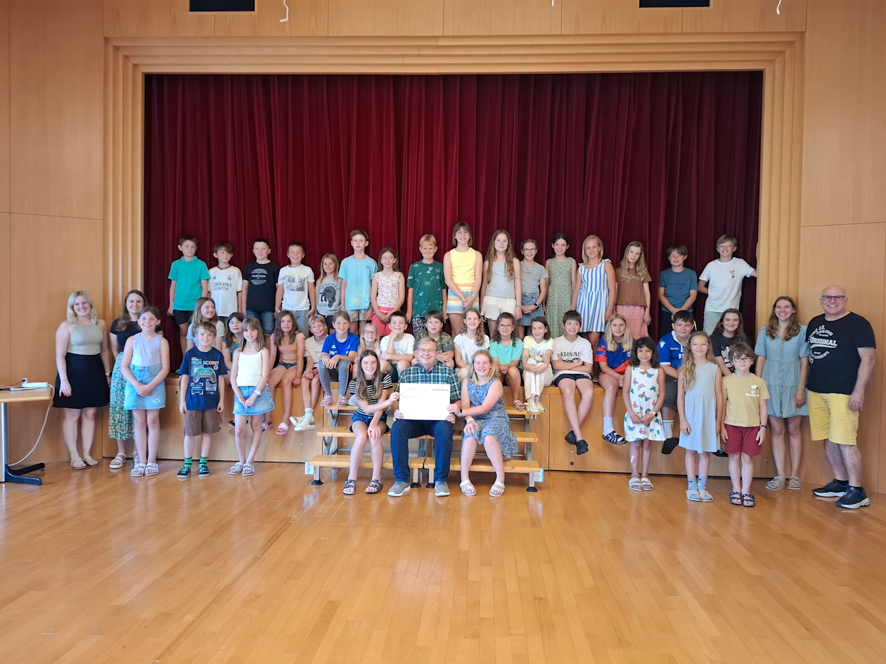 Schulklasse der Primarschule Schellenberg im Turnsaal