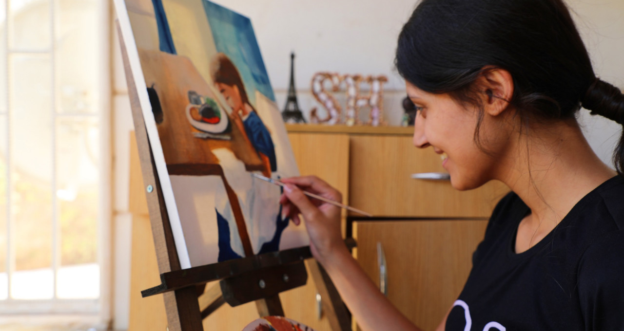 Das syrische Mädchen Sabah wohnt im SOS-Jugendheim in Damaskus. Sie träumt davon, Künstlerin zu werden. 