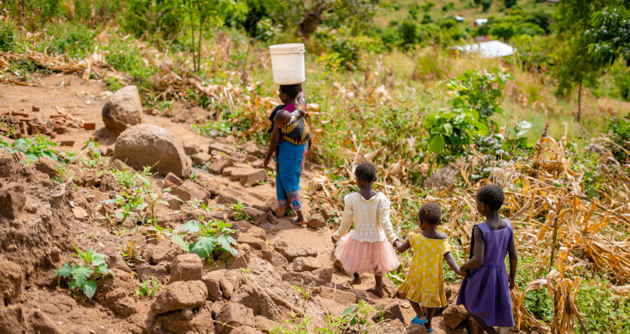 Wenn der Regen ausbleibt: Mit einer Tret-Wasserpumpe kann eine Kleinbauernfamilie ihr Feld bewässern. So hilft SOS-Kinderdorf.