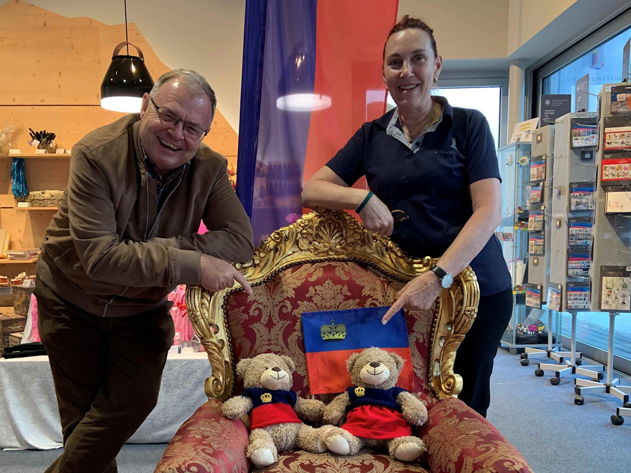 SOS-Teddybären im Liechtenstein Centre mit Markus vom SOS-Kinderdorf und Clare Risch vom Liechtenstein Center. 