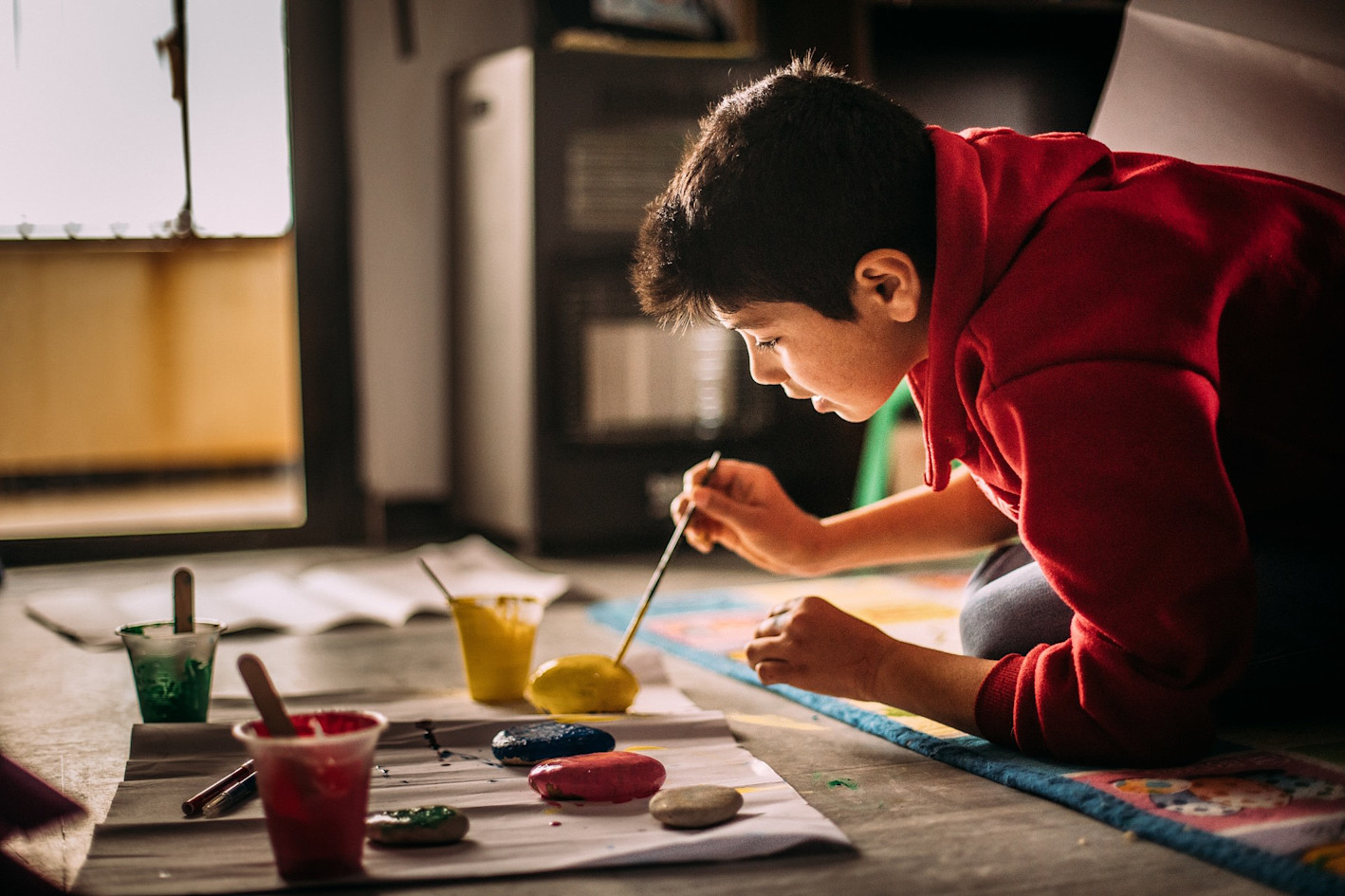 A Syrian child paints to cope with his trauma.