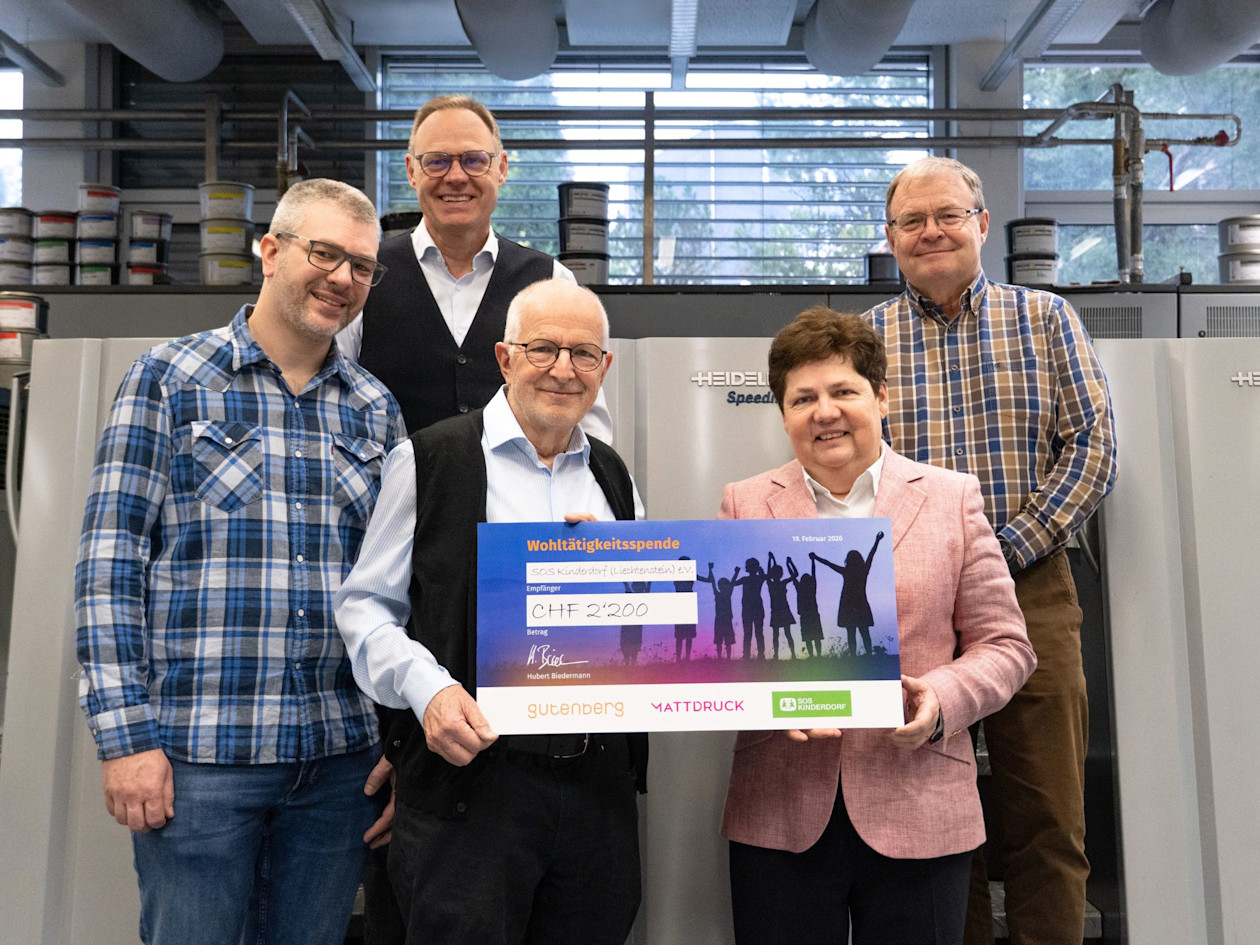 Checkübergabe bei der Druckerei Gutenberg AG mit Markus und Magdalena vom SOS-Kinderdorf