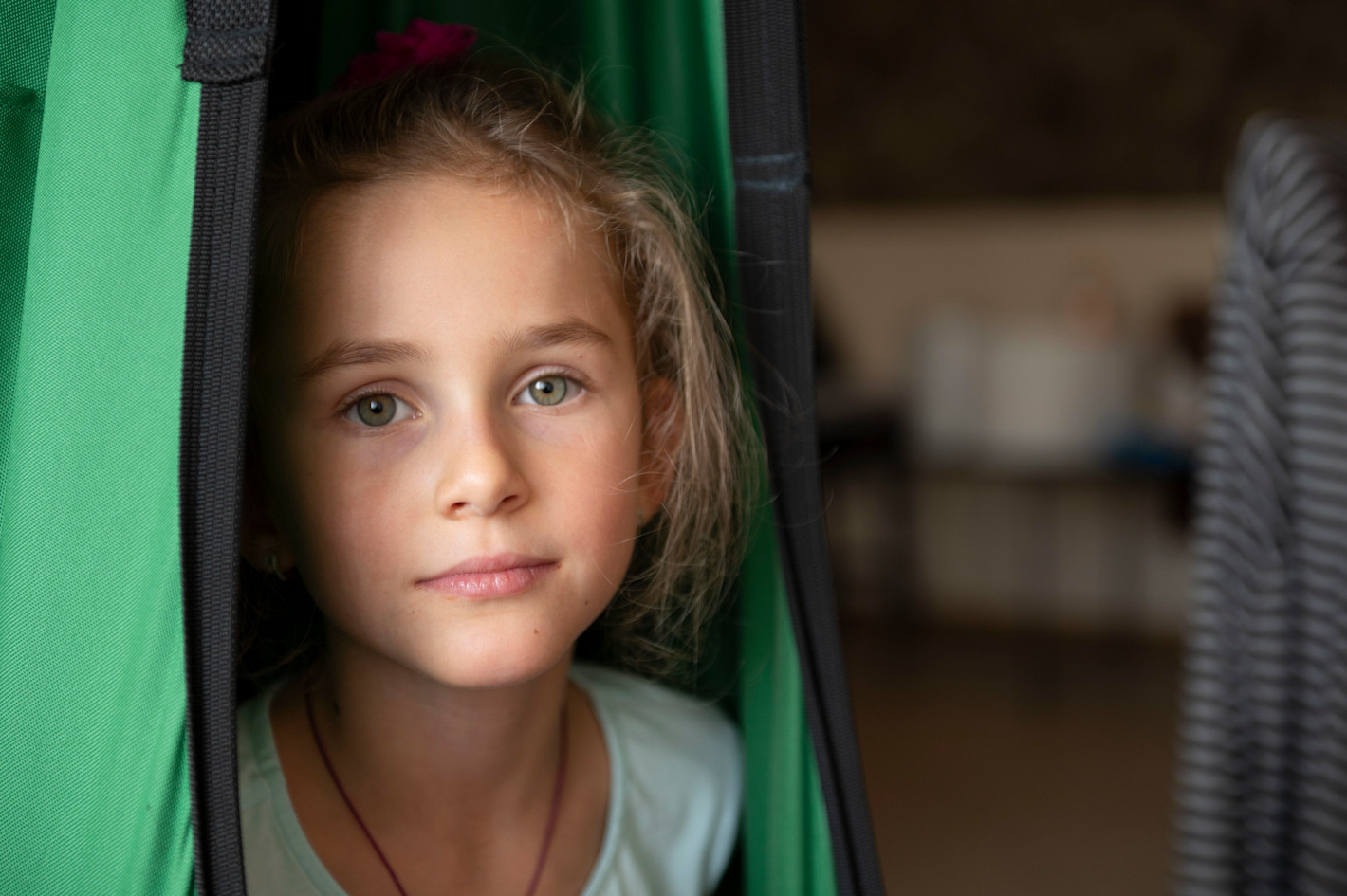 Kleines ukrainisches Mädchen sucht Schutz und Sicherheit. 