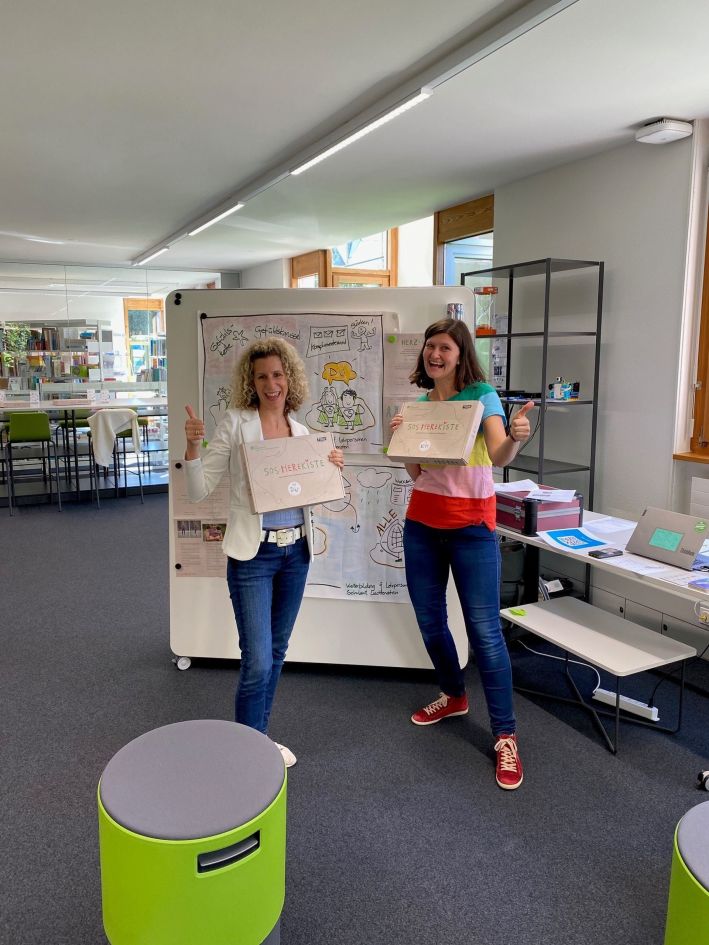 On 18 September 2024, our SOS heart box trainer Sarah Tanzer introduced interested teachers to how to use the SOS heart boxes. The SOS heart boxes promote self-awareness and awareness of others, strengthen cohesion in the class and encourage students to be self-efficacious.