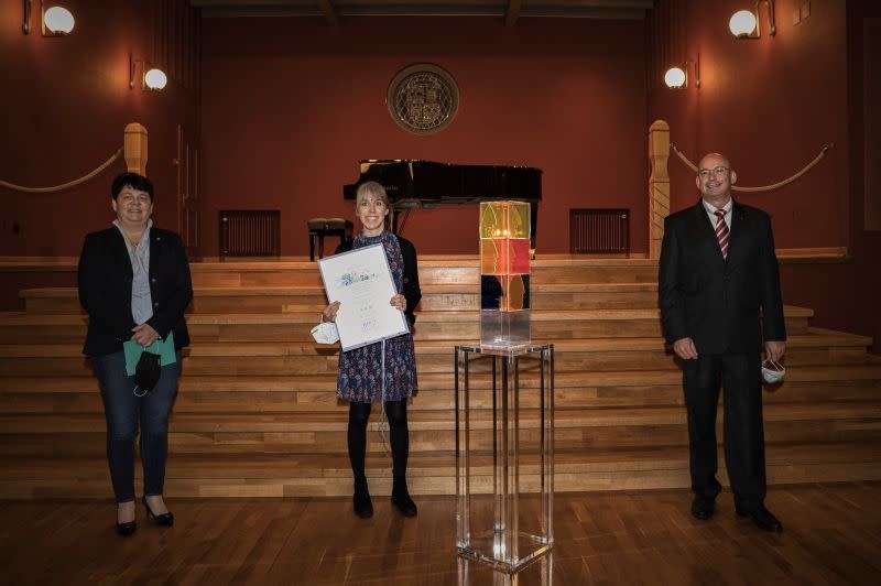 Dr. Mauro Pedrazzini, Gesellschaftsminister, übergab den Anerkennungspreis an Michelle Posch (Clinicum Alpinum) und Magdalena Frommelt (SOS-Kinderdorf Liechtenstein).