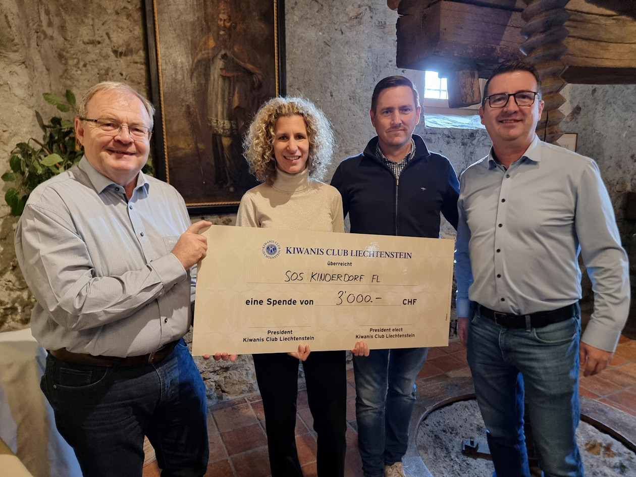 Vier Personen und ein Check im Gasthaus Löwen in Vaduz. 