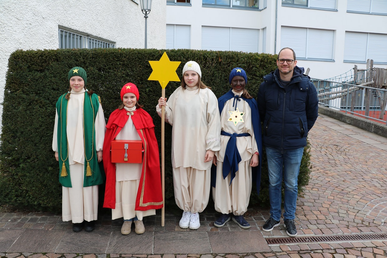 Sternsinger Schellenberg collects for starving children in Ethiopia.