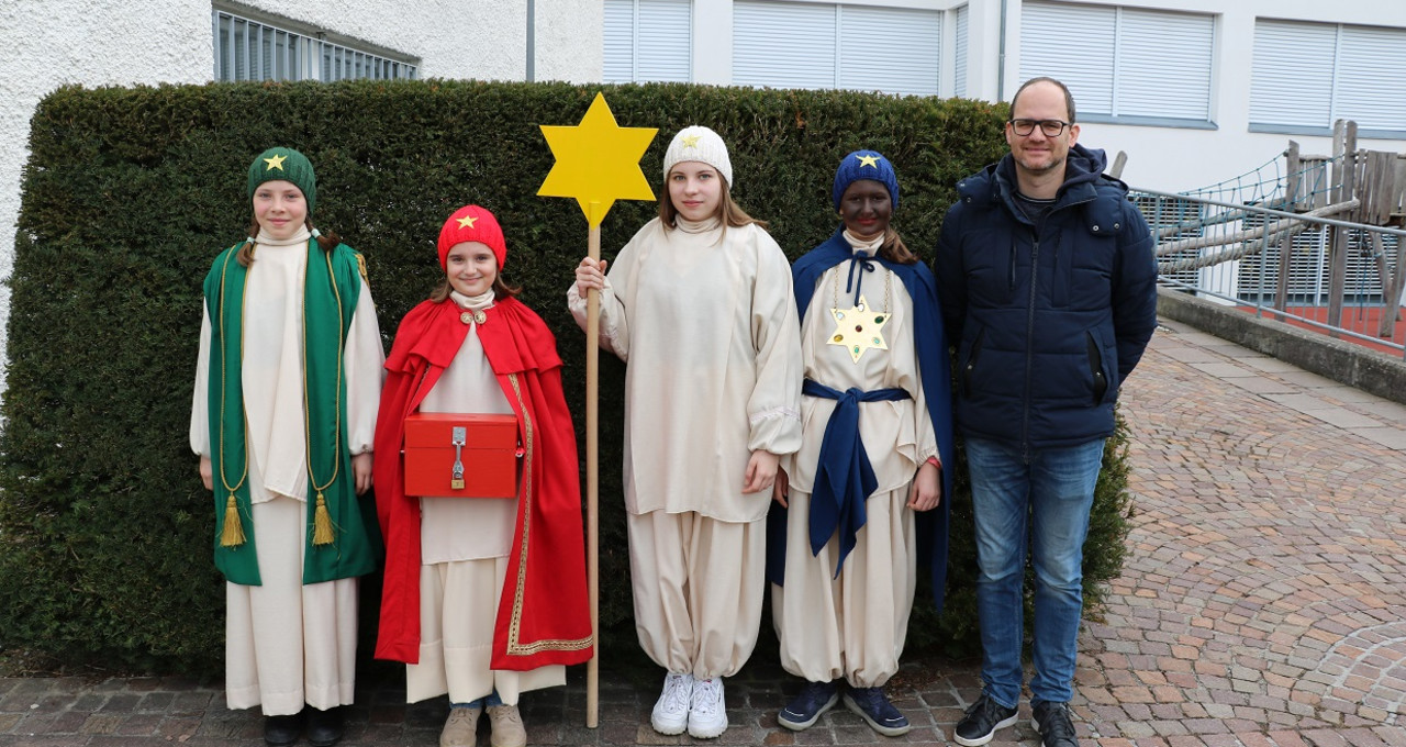 Sternsinger Schellenberg collects for starving children in Ethiopia.